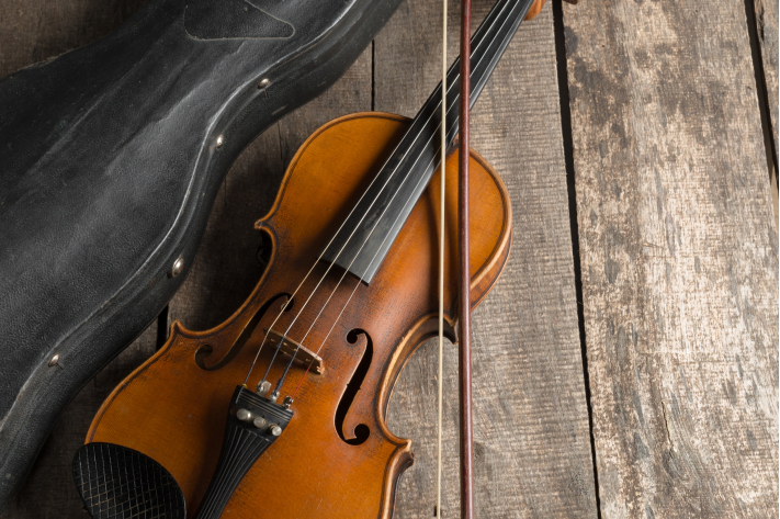 violin-wooden-textured-table